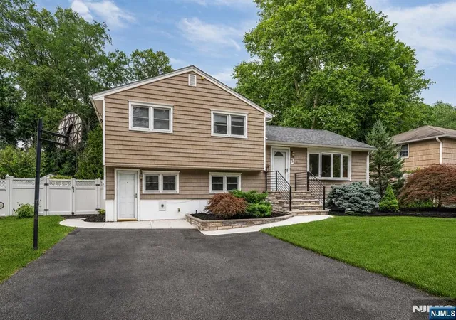 Homes for sale in Paramus, NJ | 45 Jay Dr, Paramus, NJ 07652 | MLS# 26025618
