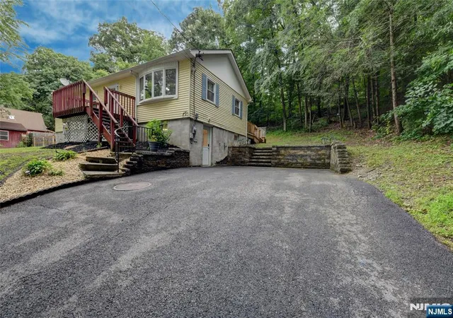 Homes for sale in Sussex, NJ | 101 Old Clove Rd, Sussex, NJ 07461 | MLS# 26025651