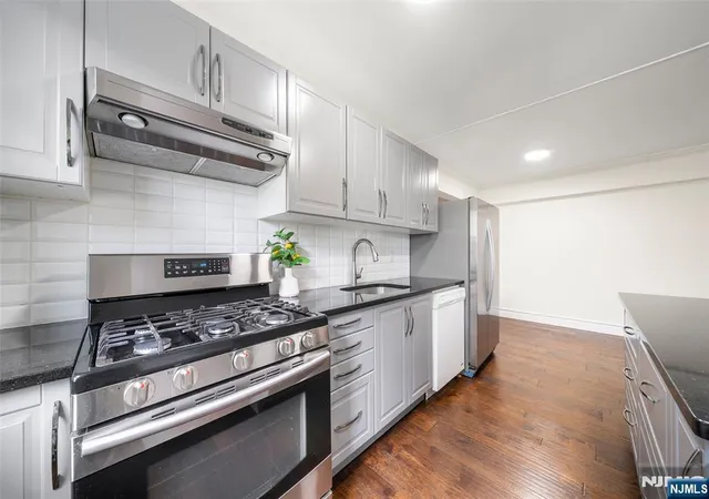 3rd image of 410 Park Pl, Fort Lee, NJ 07024