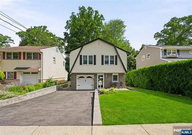 Homes for sale in Waldwick, NJ | 83 Moore Ave, Waldwick, NJ 07463 | MLS# 26025837