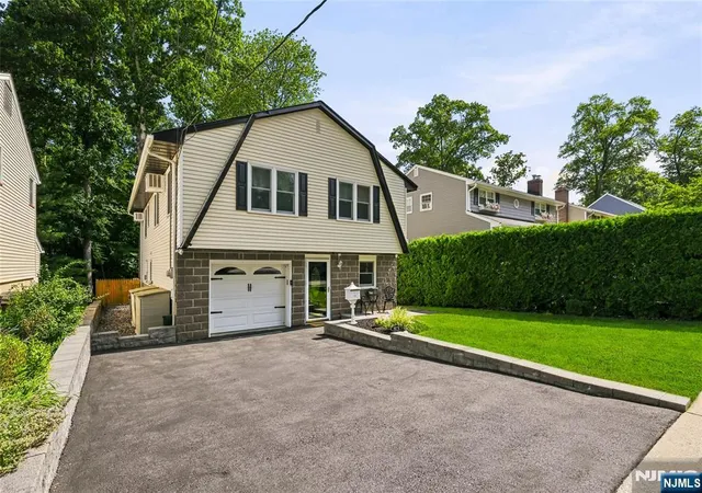 Homes for sale in Waldwick, NJ | 83 Moore Ave, Waldwick, NJ 07463 | MLS# 26025837