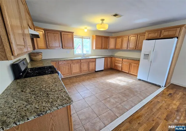 Photo 4 of Single family home for sale at 598 Broad St, Carlstadt, NJ 07072 | MLS# 26026072 | Listing updated on 2026-07-11