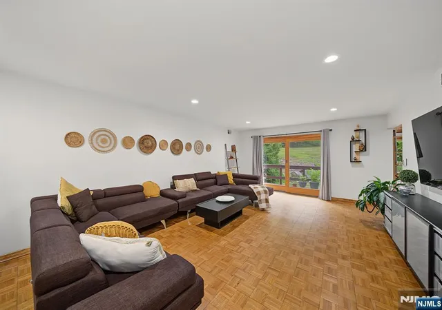 5th image of 4 Skytop Dr, Denville Township, NJ 07834 | MLS# 26026208