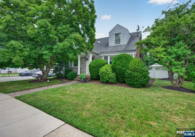 2nd image of 105 Baldwin Pl, Bloomfield, NJ 07003 | MLS# 26026272