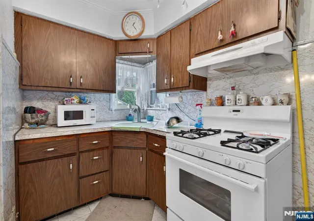 3rd image of 105 Baldwin Pl, Bloomfield, NJ 07003 | MLS# 26026272