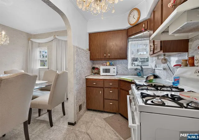 4th image of 105 Baldwin Pl, Bloomfield, NJ 07003 | MLS# 26026272