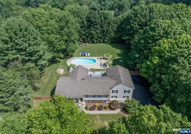 Photo 1 of Sale Pending at 19 Robin Rd, Mahwah, NJ 07430 | MLS# 26027176 | Listing updated on 2026-09-02
