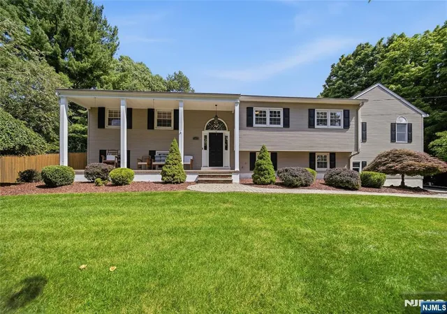 Photo 2 of Sale Pending at 19 Robin Rd, Mahwah, NJ 07430 | MLS# 26027176 | Listing updated on 2026-09-02