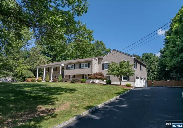 Photo 3 of Sale Pending at 19 Robin Rd, Mahwah, NJ 07430 | MLS# 26027176 | Listing updated on 2026-09-02