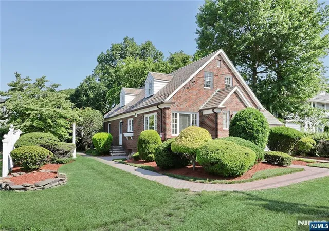 Photo 4 of Sale Pending at 10 Glenwood Ave, Leonia, NJ 07605 | MLS# 26028404 | Listing updated on 2026-09-05