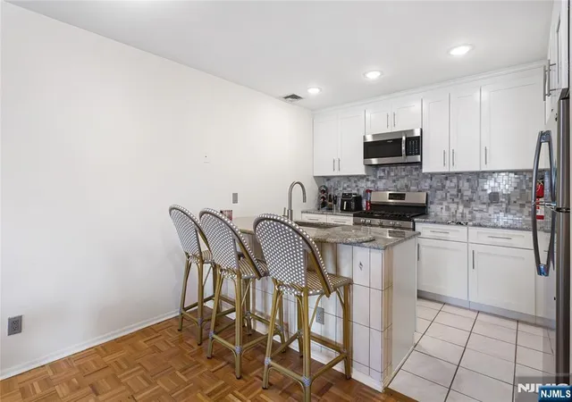 Listing Photo 5 - Condo for sale in building located at 31 Willow Wood Sq, East Rutherford, NJ 07073 - Unit #31