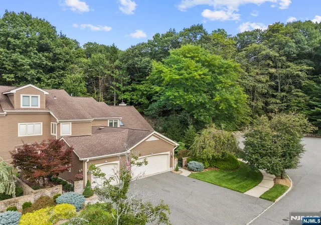Photo 3 of Townhouse for sale at 239 Westervelt Ln, Mahwah, NJ 07430 | MLS# 26030230 | Listing updated on 2026-09-19