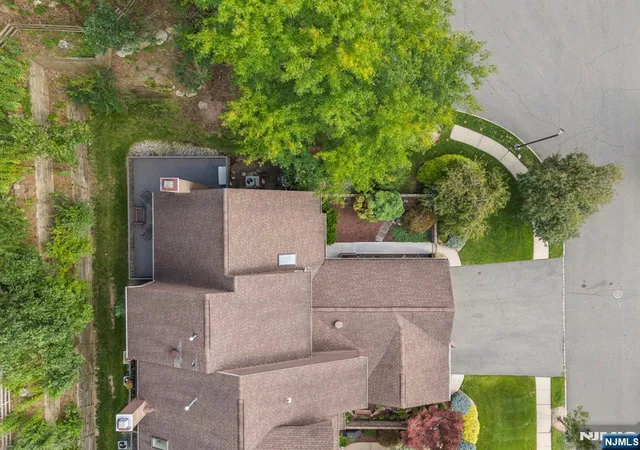 Photo 4 of Townhouse for sale at 239 Westervelt Ln, Mahwah, NJ 07430 | MLS# 26030230 | Listing updated on 2026-09-19