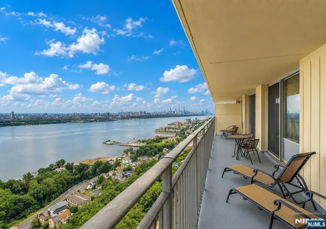 Listing Photo 4 - Condo for sale in building located at 1530 Palisades Ave, Fort Lee, NJ 07024 - Unit #18K