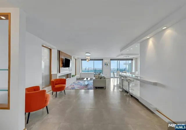 Listing Photo 5 - Condo for sale in building located at 1530 Palisades Ave, Fort Lee, NJ 07024 - Unit #18K