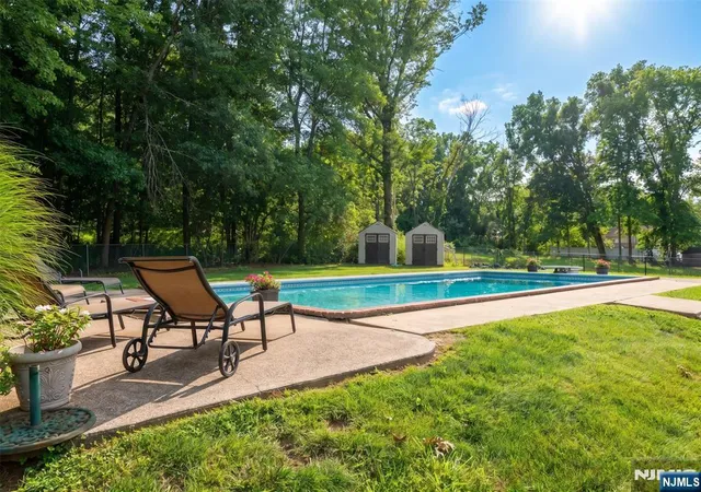 Photo 4 of Single family home for sale at 8 Cedar Ln, Roseland, NJ 07068 | MLS# 26030615 | Listing updated on 2026-10-03