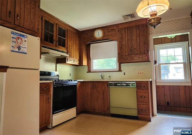 Photo 4 of Sale Pending at 11 Bullens Ave, Wayne, NJ 07470 | MLS# 26030843 | Listing updated on 2026-09-28