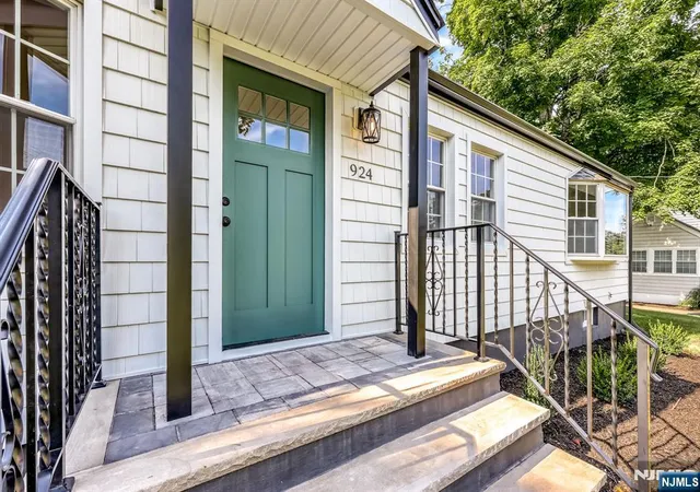 2nd image of 924 Franklin Ave, Franklin Lakes, NJ 07417 | MLS# 26030905