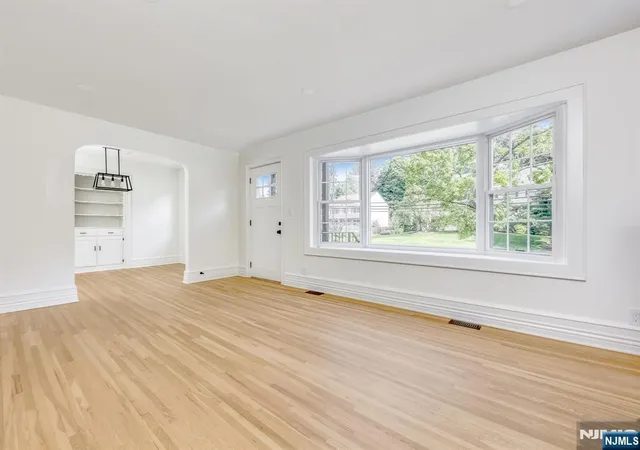 5th image of 924 Franklin Ave, Franklin Lakes, NJ 07417 | MLS# 26030905
