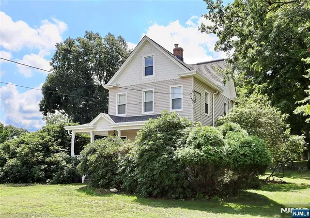 Photo 3 of Single family home for sale at 142 Wyckoff Ave, Waldwick, NJ 07463 | MLS# 26031388 | Listing updated on 2026-09-19