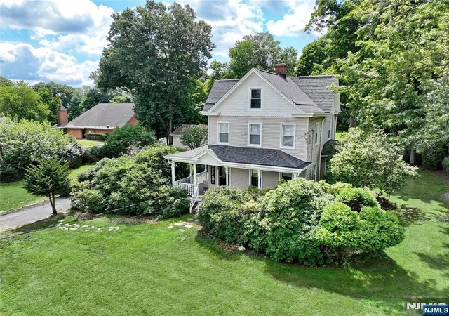 Photo 3 of Single family home for sale at 142 Wyckoff Ave, Waldwick, NJ 07463 | MLS# 26031388 | Listing updated on 2026-09-19