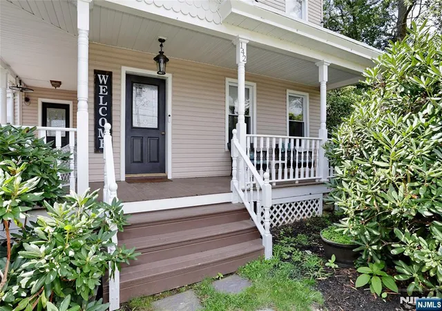 Photo 4 of Single family home for sale at 142 Wyckoff Ave, Waldwick, NJ 07463 | MLS# 26031388 | Listing updated on 2026-09-19