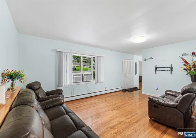 Photo 4 of House for sale at 130 Vreeland Ave, Bloomingdale, NJ 07403 | MLS# 26031390 | Listing updated on 2026-09-06