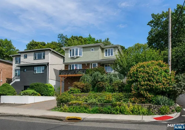 Photo 2 of Sale Pending at 424 Oak St, Ridgefield, NJ 07657 | MLS# 26031524 | Listing updated on 2026-09-10