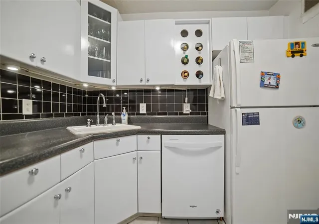 Photo 3 of Sale Pending at 555 North Ave #21 H, Fort Lee, NJ 07024 | MLS# 26031651 | Listing updated on 2026-09-24
