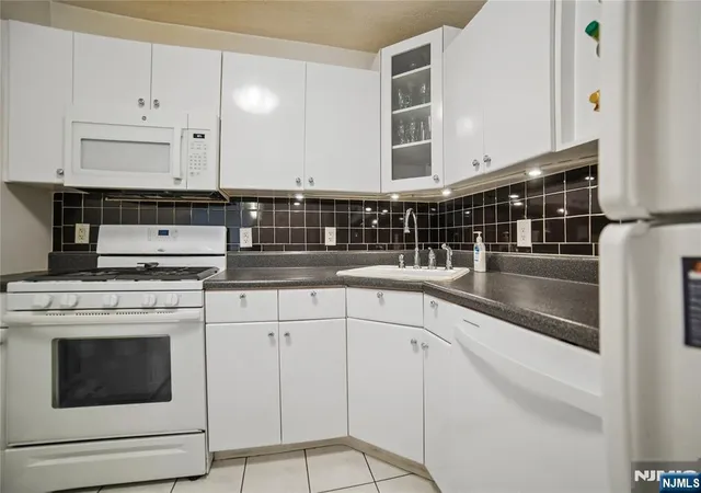 Photo 4 of Sale Pending at 555 North Ave #21 H, Fort Lee, NJ 07024 | MLS# 26031651 | Listing updated on 2026-09-24