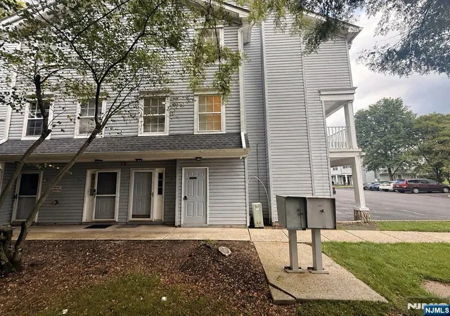 Photo 4 of Condo for sale at 151 Prestwick Wy #151, Edison, NJ 08820 | MLS# 26031682 | Listing updated on 2026-09-24
