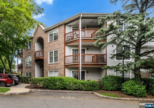 Photo 2 of Sale Pending at 1494 Westgate Dr #4315, Fort Lee, NJ 07024 | MLS# 26031953 | Listing updated on 2026-09-11