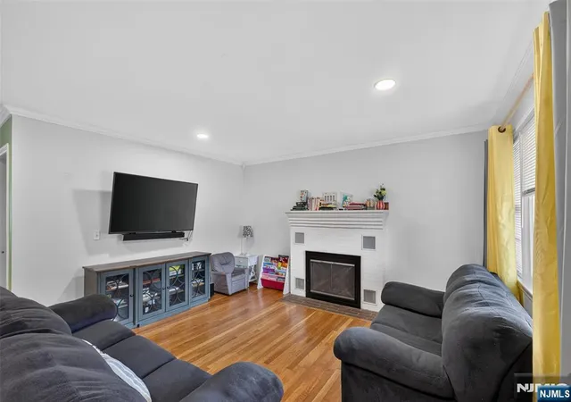 Photo 4 of House for sale at 870 Crescent Dr, Rahway, NJ 07065 | MLS# 26032724 | Listing updated on 2026-10-02