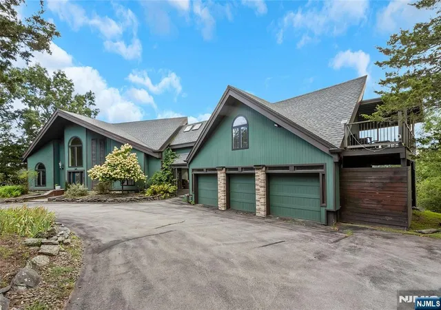 Photo 2 of Single family home for sale at 69 Cedar Pond Ln, Chester, NY 10918 | MLS# 26032766 | Listing updated on 2026-08-31
