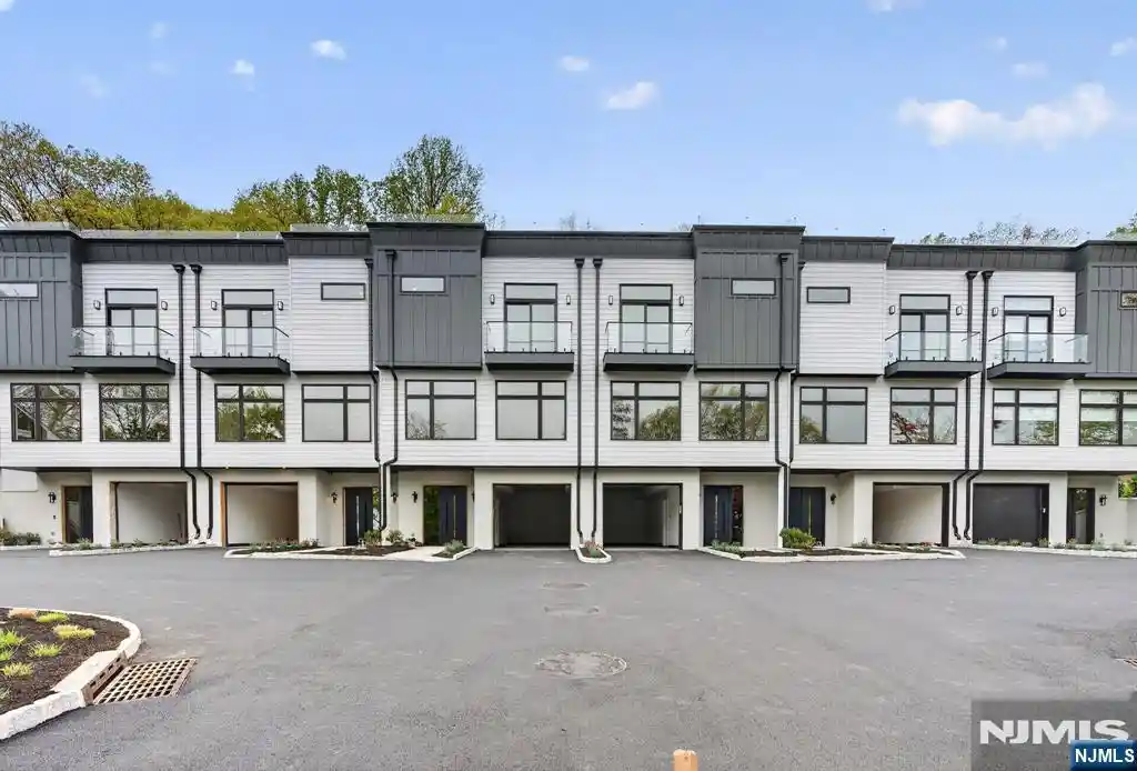 Townhouse for sale at 522 Valley Rd #3, Clifton, NJ 07013 | MLS# 26034133