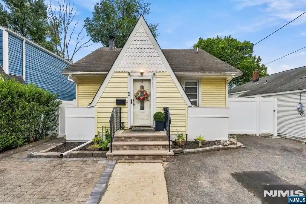 Photo 1 of Single family home for sale at 3 Seminole Ave, Dumont, NJ 07628 | MLS# 26036311 | Listing updated on 2026-10-18