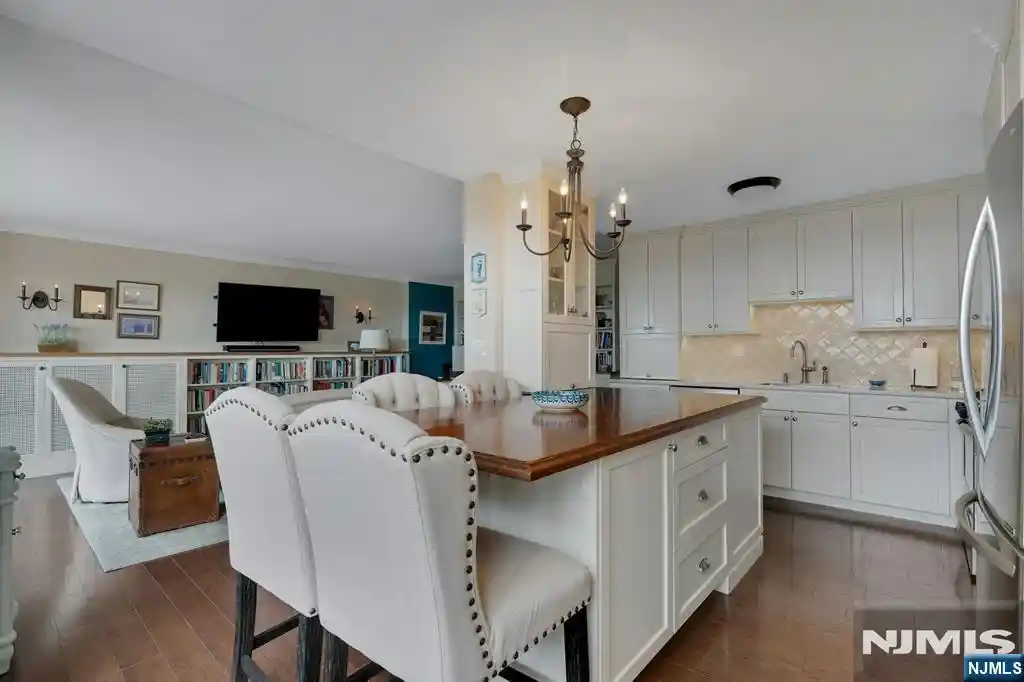 Photo 1 of Condo for sale at 2000 Linwood Ave #22B, Fort Lee, NJ 07024 | MLS# 26036692 | Listing updated on 2026-10-28