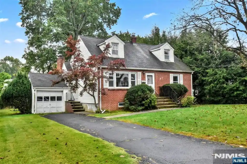 Photo 1 of Single family home for sale at 4 Demartini Pl, Waldwick, NJ 07463 | MLS# 26038564 | Listing updated on 2026-10-29