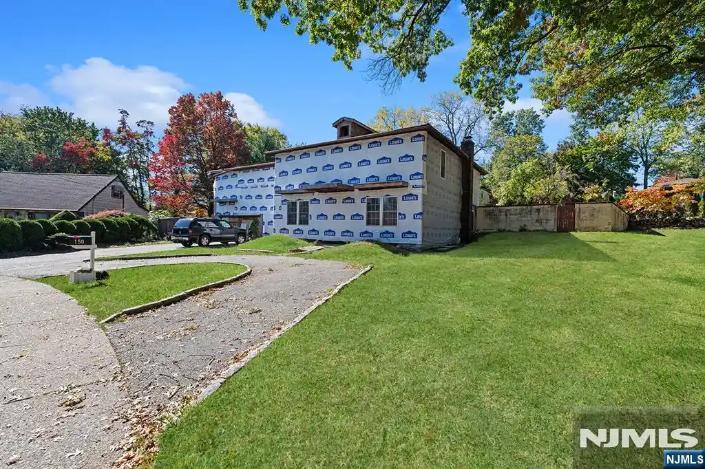 Photo 1 of Single family home for sale at 150 Lawrence Dr, Paramus, NJ 07652 | MLS# 26038762 | Listing updated on 2026-10-18