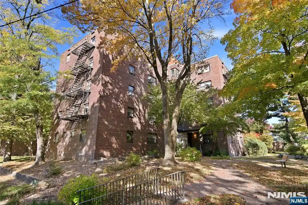 Photo 1 of Condo for sale at 401 Park Pl #1E, Fort Lee, NJ 07024 | MLS# 26039875 | Listing updated on 2026-10-20