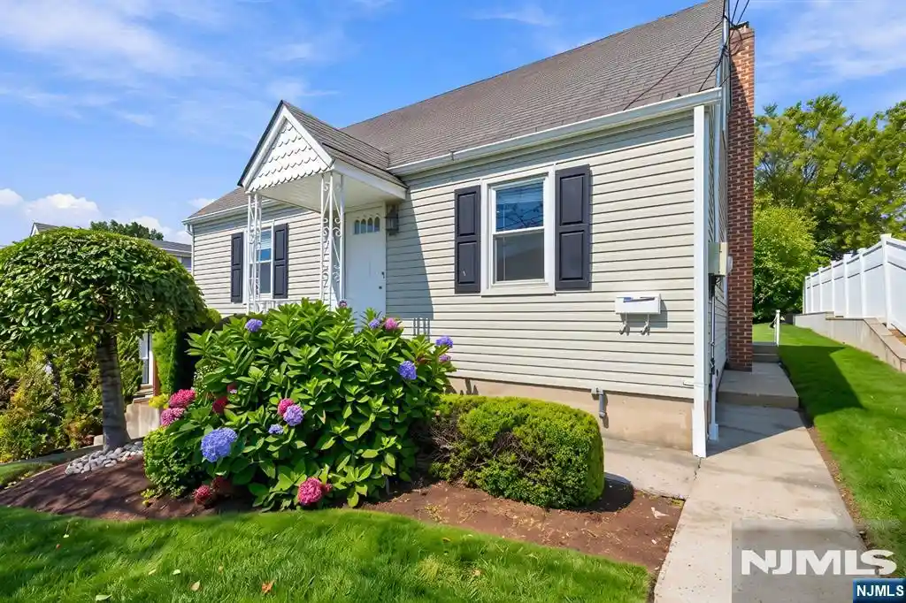 Photo 1 of Single family home for sale at 164 Arlington Blvd, North Arlington, NJ 07031 | MLS# 26039922 | Listing updated on 2026-10-27