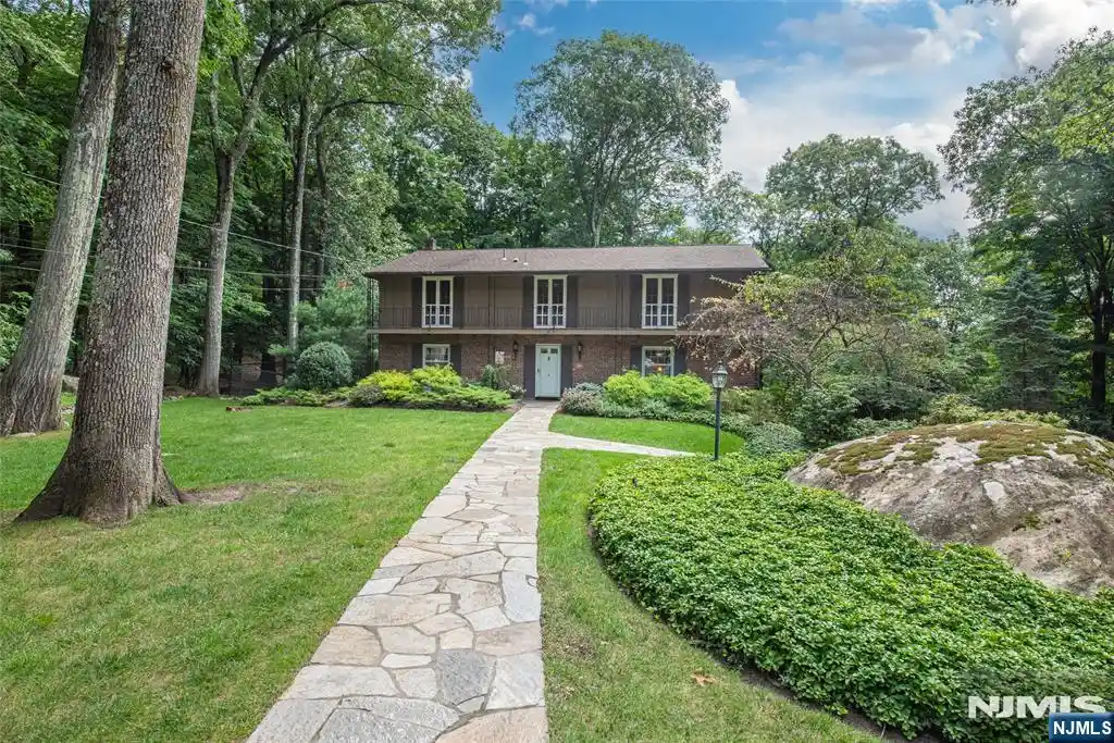 Photo 1 of Single family home for sale at 390 Ski Trl, Kinnelon Borough, NJ 07405 | MLS# 26040346 | Listing updated on 2026-10-28