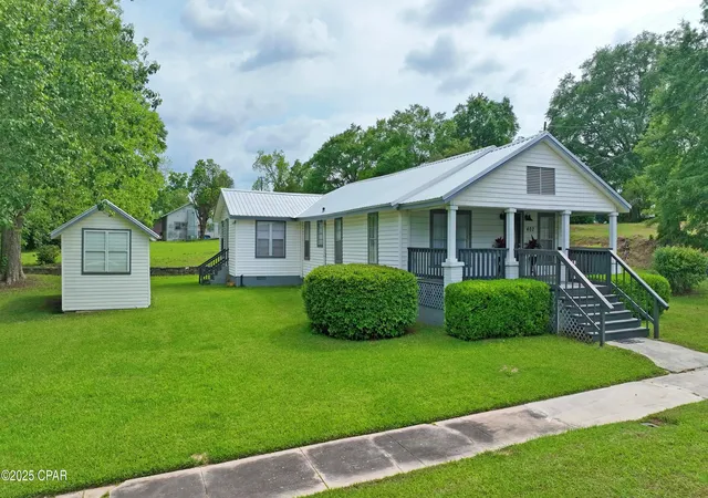 Homes for sale in Bonifay, FL | 402 E Pennsylvania Ave, Bonifay, FL 32425 | MLS# 789336