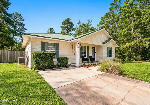 Photo 2 of Single family home for sale at 605 E Violet Ln, Defuniak Springs, FL 32433 | MLS# 795463 | Listing updated on 2026-10-05