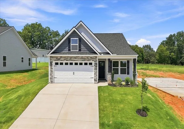 Photo 1 of Single family home for sale at 692 Davis Ln, Spartanburg, SC 29303 | MLS# SPN333832 | Listing updated on 2026-08-28