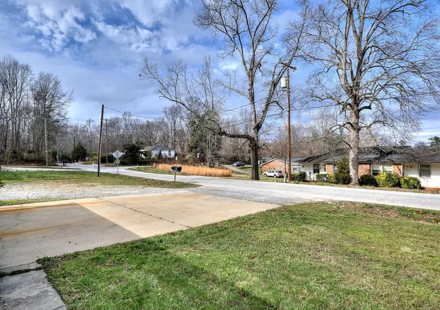 2nd image of 315 Ivydale, Greenville, SC 29609 | MLS# SPN334309