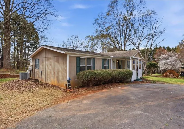 Photo 3 of Manufactured home for sale at 1361 Hickory Nut Rd, Inman, SC 29349 | MLS# SPN334498 | Listing updated on 2026-09-05