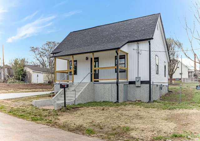 Photo 3 of Single family home for sale at 10 Adger St, Spartanburg, SC 29301 | MLS# SPN335604 | Listing updated on 2026-04-09