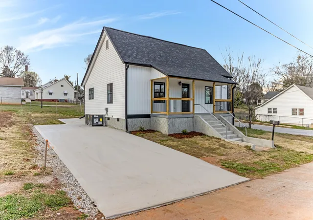 Photo 1 of Single family home for sale at 10 Adger St, Spartanburg, SC 29301 | MLS# SPN335604 | Listing updated on 2026-04-09