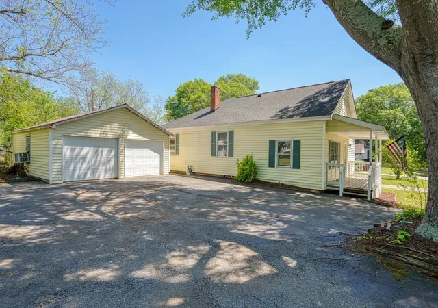 Photo 3 of Single family home for sale at 9 Forest Ml St, Spartanburg, SC 29301 | MLS# SPN336511 | Listing updated on 2026-09-19